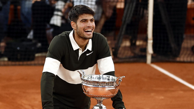 Carlos Alcaraz posa con la mítica Copa de los Mosqueteros de Roland Garros