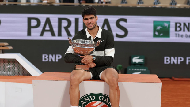 Carlos Alcaraz posa con la Copa de los Mosqueteros