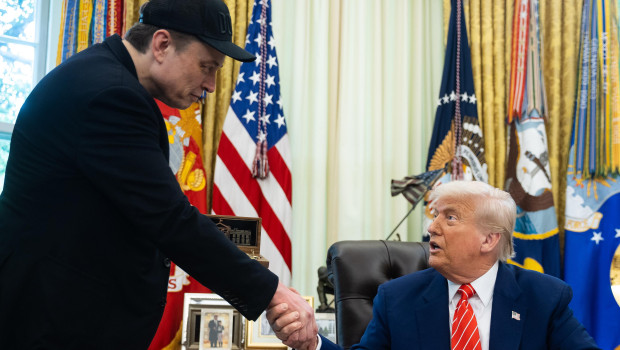 Fotografía de archivo del 30 de mayo de 2025 del presidente estadounidense, Donal Trump (d), saludando al empresario sudafricano Elon Musk durante una conferencia de prensa en el Despacho Oval de La Casa Blanca en Washington