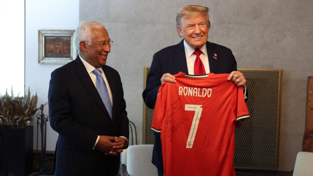 Donald Trump sostiene la camiseta de Cristiano Ronaldo que le entregó António Costa