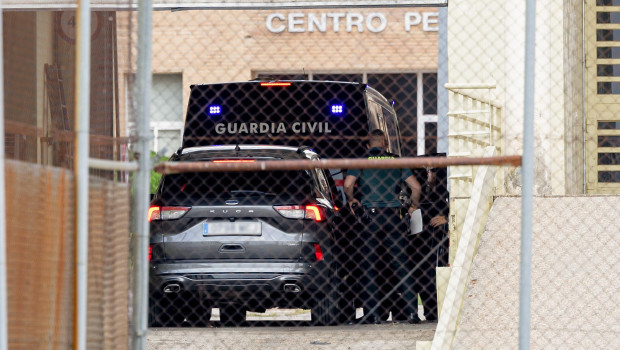 El furgón que trasladaba a Santos Cerdán, a su llegada a la cárcel de Soto del Real