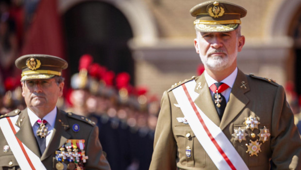 El Rey Felipe VI y el Jefe del Estado Mayor del Ejército (JEME), Amador Enseñat y Berea, en la entrega de los Reales Despachos en la Academia General Militar