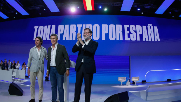 MADRID, 04/07/2025.- El líder del PP, Alberto Núñez Feijóo (c), junto a sus antecesores en el cargo y ex presidentes del Gobierno José María Aznar (izda) y Mariano Rajoy, durante el XXI Congreso Nacional del PP, este viernes en el recinto ferial Ifema de Madrid. EFE/Javier Lizón