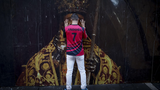 Un mozo se encomienda a San Fermín pidiendo su protección instantes antes de dar comienzo el cuarto encierro de los Sanfermies 2025