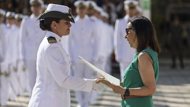 La ministra de Defensa, Margarita Robles, preside el acto de entrega de Reales Despachos a los nuevos oficiales y suboficiales de los Cuerpos Comunes de la Academia Central de la Defensa