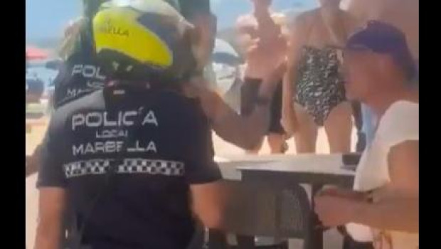 La Policía Local quiso desalojar a los manteros que operaban en la zona de la playa de Marbella