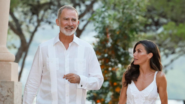 El Rey, con guayabera, y la Reina, con un vestido blanco, en la recepción de Marivent