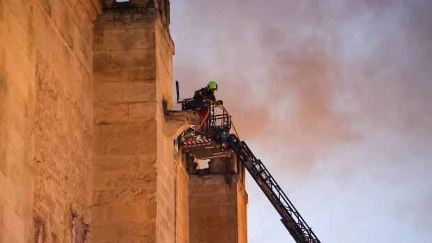 Bomberos durante las labores de extinción del incendio en la Mezquita-Catedral de Córdoba