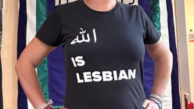 Betty Lachgar con una camiseta que dice que 'Alá es lesbiana'