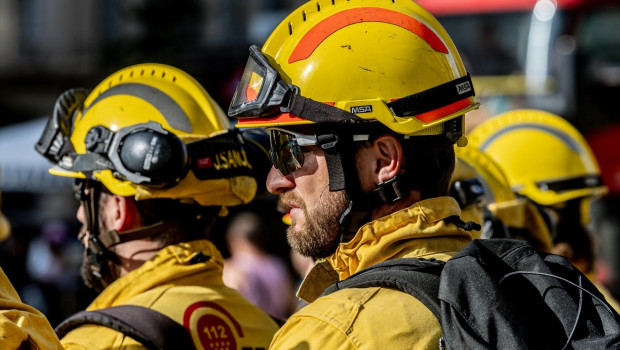 Varios bomberos forestales frente a la Conserjería de Medio Ambiente, Agricultura e Interior al anuncio del paro de la huelga