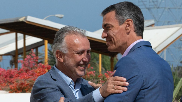 - El presidente del Gobierno, Pedro Sánchez (2d), saluda al ministro de Política Territorial, Ángel Víctor Torres (2i), este lunes en Lanzarote