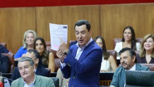 Moreno se apoya en la hemeroteca para responder a las acusaciones del PSOE