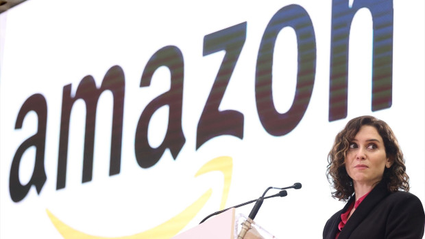 La presidenta de la Comunidad de Madrid, Isabel Díaz Ayuso, en el Centro Logístico de Amazon de Alcalá de Henares, en una imagen de archivo