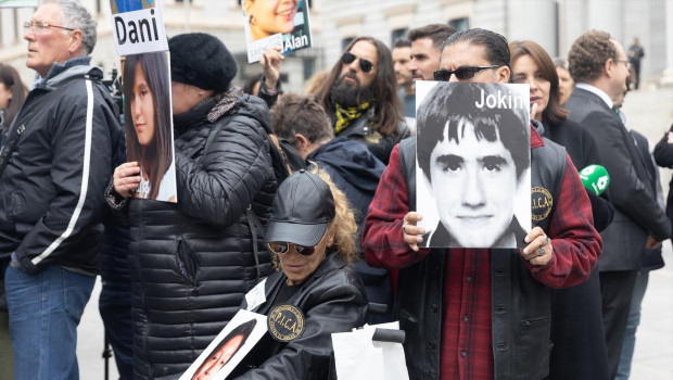 Varias personas  durante una concentración frente  al Congreso de los Diputados, con motivo del día Internacional contra la Violencia y el Acoso Escolar