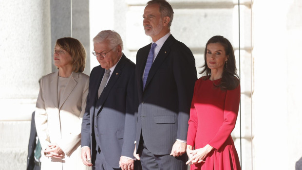Los Reyes, tras quitarse el abrigo y la capa, junto al presidente de Alemania y su esposa