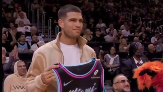 Carlos Alcaraz posa con la camiseta de los Miami Heat
