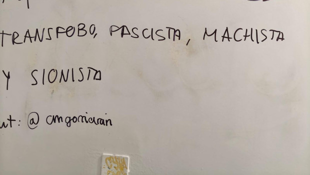 Pintadas amenazantes contra el profesor de la EHU Carlos Martínez Gorriarán en la Universidad de País Vasco a principios de noviembre. Ahora el profesor denuncia amenazas desde el diario Berria
