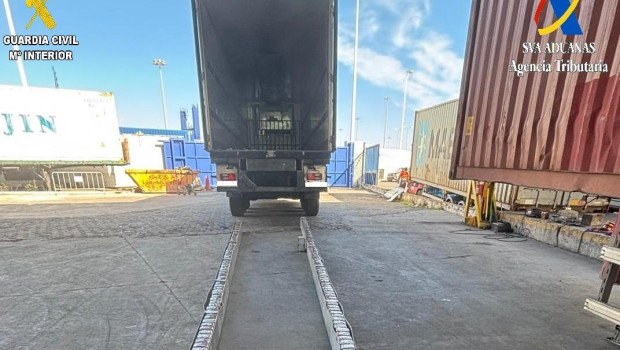 La Unidad de Análisis de Riesgo (ULAR), compuesta por funcionarios de Vigilancia Aduanera de la Agencia Tributaria y de la Guardia Civil, ha intervenido en el puerto de Algeciras (Cádiz) más de 2.100 kilos de hachís ocultos en el interior de las vigas de seis camiones. EFE/AEAT -SOLO USO EDITORIAL/SOLO DISPONIBLE PARA ILUSTRAR LA NOTICIA QUE ACOMPAÑA (CRÉDITO OBLIGATORIO)-