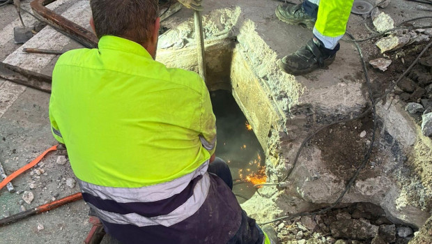 Operarios de Puerto Real (Cádiz) tratan de arreglar la avería en una tubería que ha dejado sin suministro a cientos de vecinos desde el sábado

REMITIDA / HANDOUT por AYUNTAMIENTO DE PUERTO REAL
Fotografía remitida a medios de comunicación exclusivamente para ilustrar la noticia a la que hace referencia la imagen, y citando la procedencia de la imagen en la firma
09/12/2025