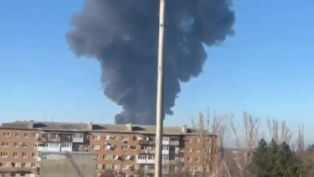 Una columna de humo se eleva tras el ataque ucraniano