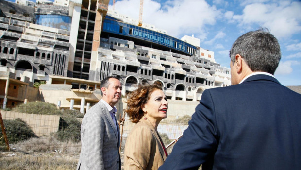 (Foto de ARCHIVO)
La vicepresidenta primera y ministra de Hacienda, María Jesús Montero, a su llegada al hotel ilegal de El Algarrobico. A 10 de febrero de 2025, en Carboneras, Almería (Andalucía, España). La vicepresidenta primera y ministra de Hacienda, María Jesús Montero, ha anunciado este lunes que el Gobierno de España aprobará en el Consejo de Ministros de este martes un acuerdo para declarar la utilidad pública de las parcelas en las que se ubica el hotel ilegal de la playa del Algarrobico, en el municipio de Carboneras (Almería), dentro del Parque Natural de Cabo de Gata-Níjar, como paso previo a su expropiación y posterior demolición.

Marian León / Europa Press
10/2/2025