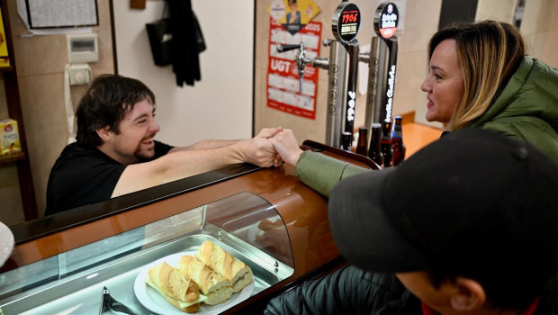La candidata del PSOE en Aragón, Pilar Alegría, probando la tortilla de patatas de un bar de Huesca