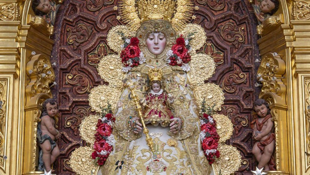 La Virgen del Rocío luce un discreto crespón por las víctimas de Adamuz