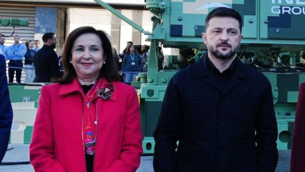 La ministra de Defensa, Margarita Robles, junto al presidente Zelenski durante su última visita a España
