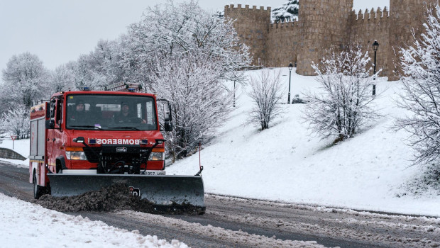 Una máquina quitanieves retira la nieve de una carretera en Ávila