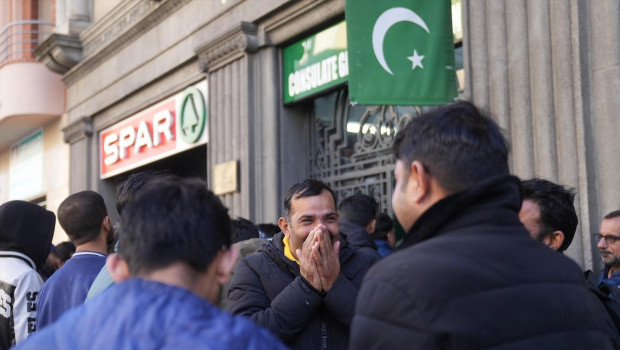 Largas colas para acogerse al nuevo proceso de regularización de migrantes, ante el Consulado de Pakistán en Barcelona, a 30 de enero de 2026