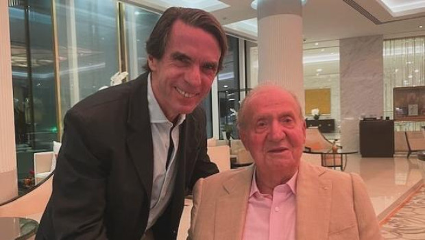 Juan Carlos I posa con el expresidente del Gobierno, José María Aznar
