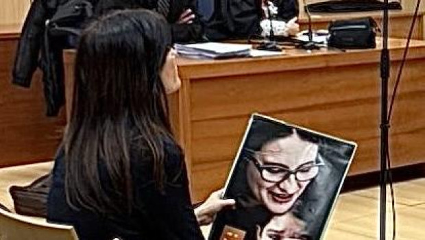 Imagen de Cristina Seguí en un juicio con una imagen de Mónica Oltra.