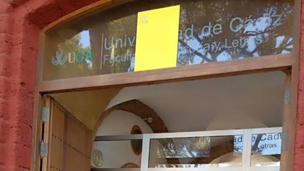 Entrada a la Facultad de Filosofía y Letras de la UCA