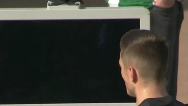 Felix Bickel revisa un penalti a favor del Hertha de Berlín con la pantalla del VAR desconectada