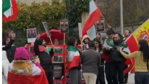 Representantes de la oposición iraní, frente a la sede de Vox