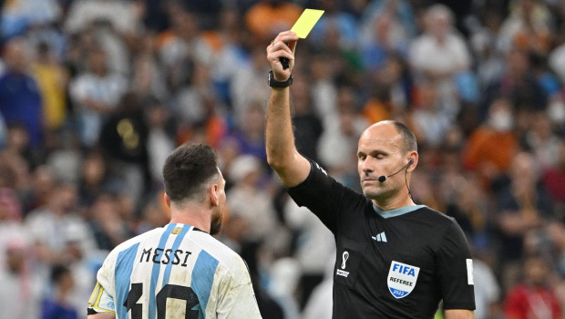 Mateu Lahoz le saca una tarjeta amarilla a Leo Messi en un partido del Mundial de Qatar