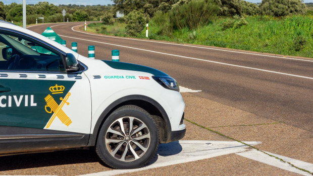 Coche de la Guardia Civil parado en un cruce de carreteras, vigilando el tráfico