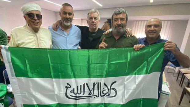 Miembros del Partido Andalusí, entre ellos el nieto de Blas Infante (centro), con una bandera de Andalucía islámica