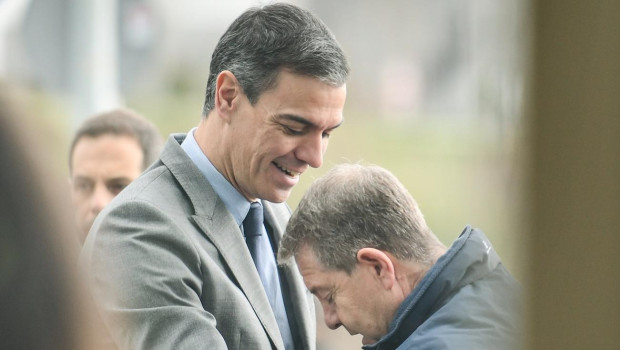 Imagen de archivo del presidente del Gobierno, Pedro Sánchez, junto al presidente de Castilla-La Mancha, Emiliano García-Page