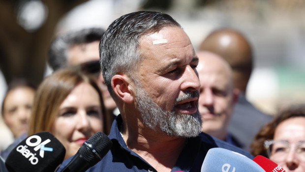 El presidente de Vox, Santiago Abascal, atiende a los medios de comunicación en Mijas (Málaga)
