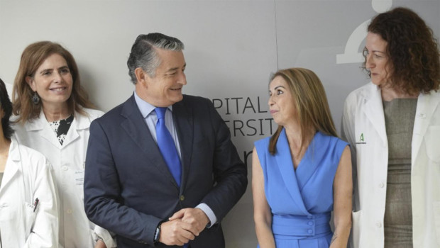 El consejero de Sanidad, Presidencia y Emergencias en funciones, Antonio Sanz, junto a la paciente durante la presentación del Hospital Universitario Virgen del Rocío de Sevilla, que ha realizado el primer trasplante intestinal en la comunidad en una paciente que llevaba 14 años sin poder comer por sí misma y con alimentación parenteral domiciliaria, cuya situación llegó a ser "crítica" semanas antes de que llegara la donación. EFE/Hospital Universitario Virgen del Rocío  -SÓLO USO EDITORIAL/SOLO USO PERMITIDO PARA ILUSTRAR LA NOTICIA QUE APARECE EN EL PIE DE FOTO (CRÉDITO OBLIGATORIO)-