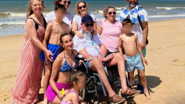 Francisco, junto a su familia, en la playa de Matalascañas (Huelva)