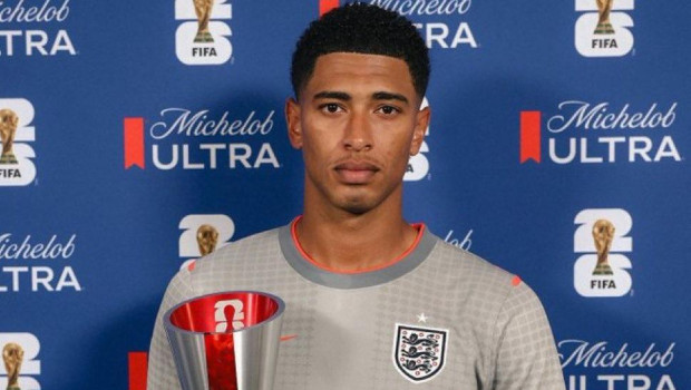Jude Bellingham posa con el trofeo de MVP tras el partido frente al Congo