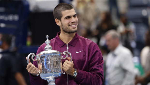 Carlos Alcaraz posa con el US Open ganado en 2025