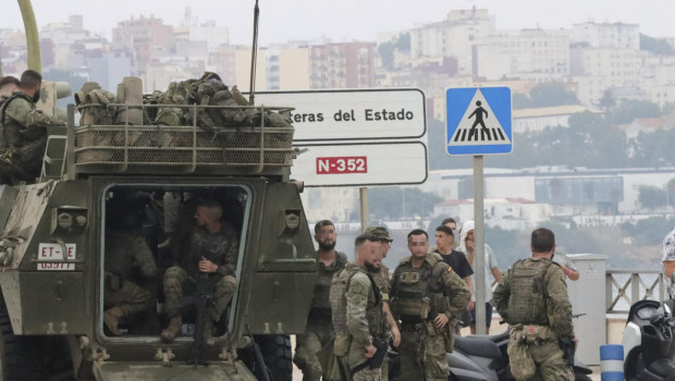 El ejército desplegando en la frontera del Tarajal en Ceuta tras violentos enfrentamientos en los perímetros fronterizos