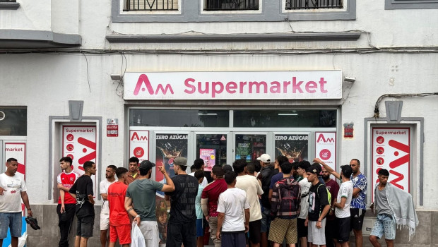 Largas colas de migrantes a la entrada de supermercados en Ceuta