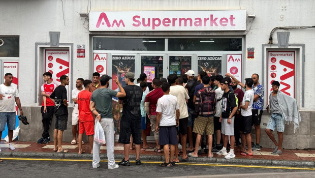 Largas colas de migrantes a la entrada de supermercados en Ceuta