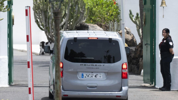 Pedro Sánchez, a su llegada a La Mareta (Lanzarote), este verano de 2026