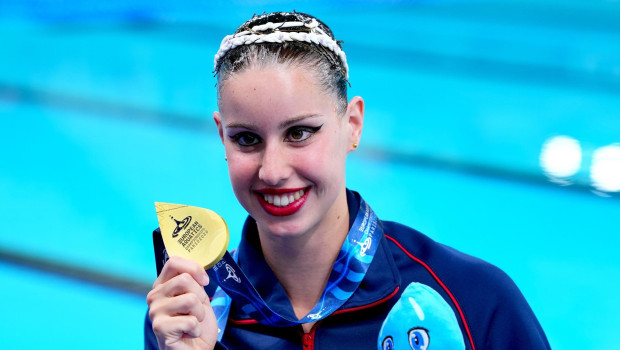 Iris Tió posa con la medalla de oro conseguida en los Europeos de París