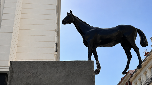 Escultura El rumor de la discordia en la Plaza del Carmen